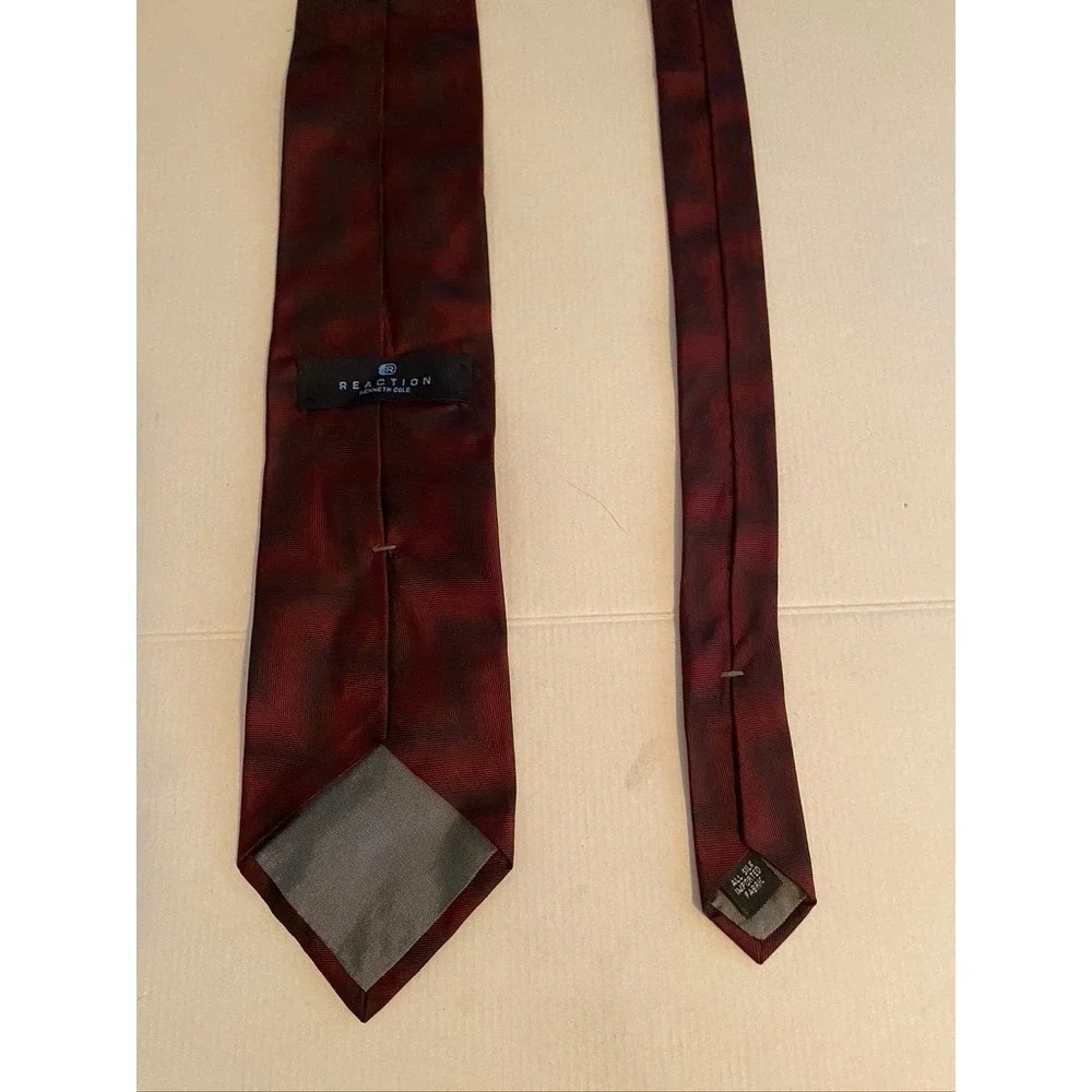 Reaction Kenneth Cole Mens Silk Tie Burgundy Black Chevron Zigzag Geometric USA
